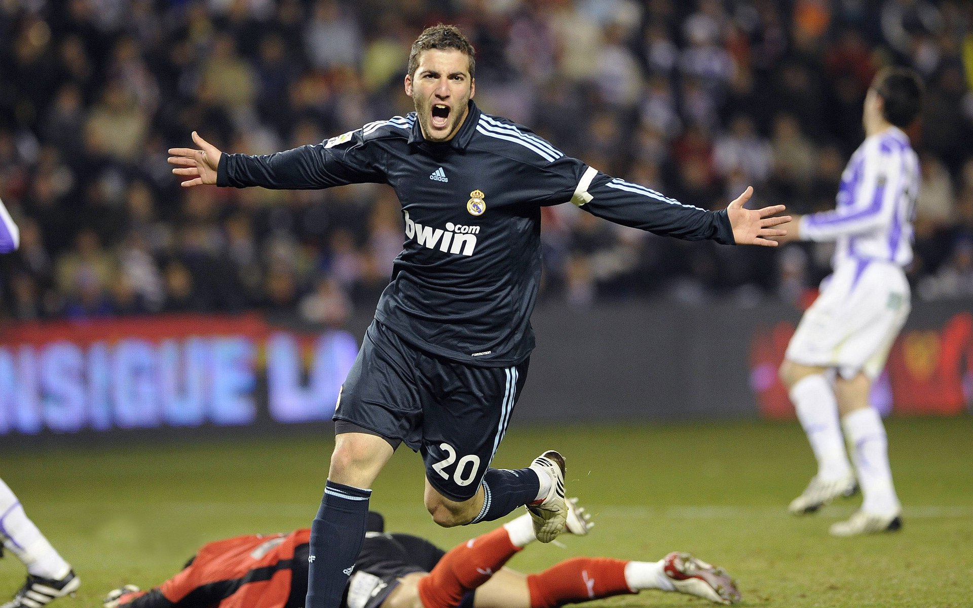 巴塞罗那主场5-1大胜塞维利亚,继续领跑积分榜,巴塞罗那对阵塞维利亚结果